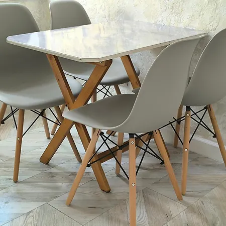 з виглядом на історичний центр львова Λβιβ