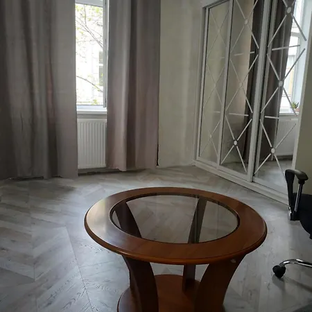 з виглядом на історичний центр львова