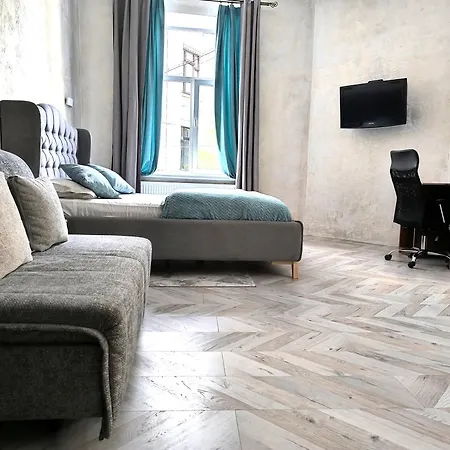 з виглядом на історичний центр львова