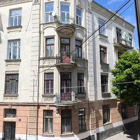 з виглядом на історичний центр львова * Lviv