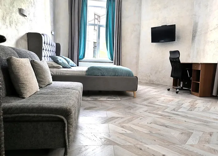 з виглядом на історичний центр львова