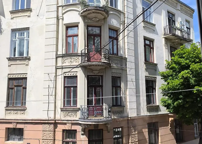 з виглядом на історичний центр львова * Lviv